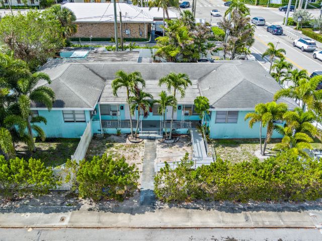 5-bedroom home for sale in West Palm Beach - 258 Conniston Road - MondialRealty
