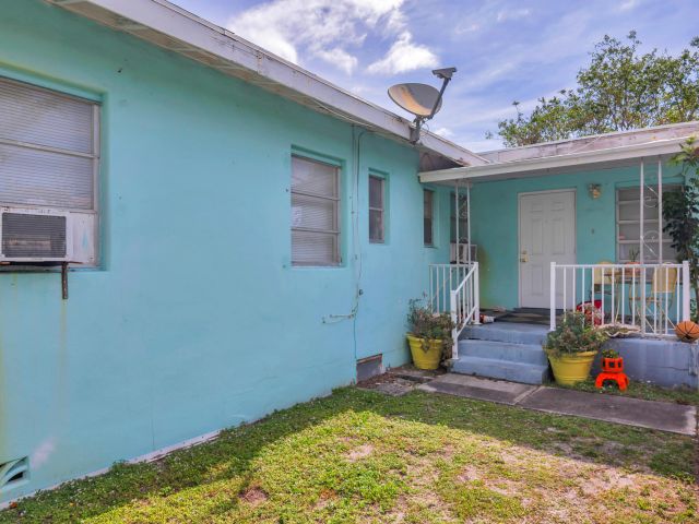 5-bedroom home for sale in West Palm Beach - 258 Conniston Road - MondialRealty