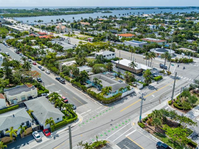 5-bedroom home for sale in West Palm Beach - 258 Conniston Road - MondialRealty