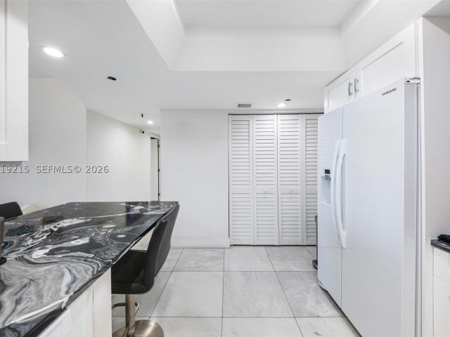 2-bedroom condo for sale in Miami - 520 Brickell Key Dr A710 - MondialRealty
