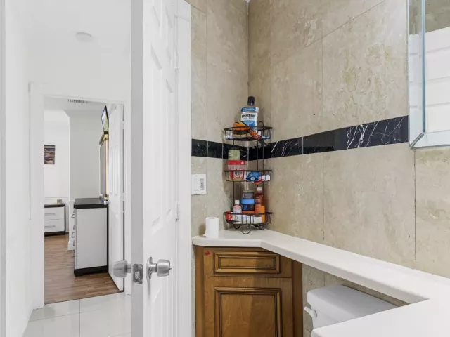 3-bedroom home for sale in Hollywood - 321 N 72nd Terrace - MondialRealty