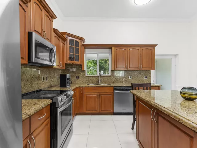 3-bedroom home for sale in Hollywood - 321 N 72nd Terrace - MondialRealty
