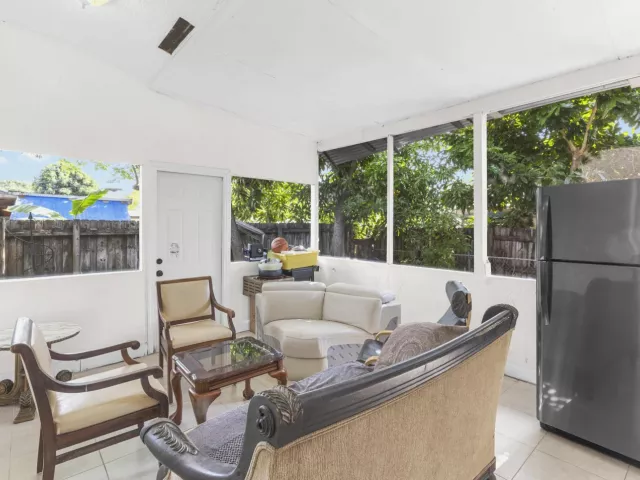 3-bedroom home for sale in Hollywood - 321 N 72nd Terrace - MondialRealty