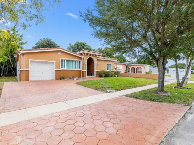 3-bedroom home for sale in Hollywood - 321 N 72nd Terrace - MondialRealty