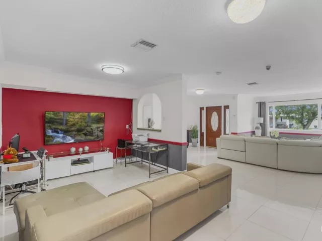 3-bedroom home for sale in Hollywood - 321 N 72nd Terrace - MondialRealty