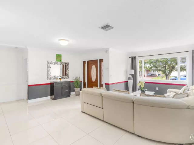 3-bedroom home for sale in Hollywood - 321 N 72nd Terrace - MondialRealty
