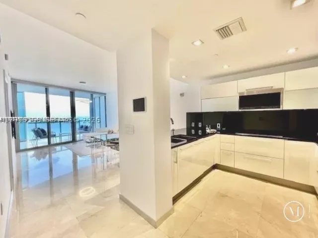 1-bedroom condo for rent in Sunny Isles Beach - 17121 Collins Ave 1003 - MondialRealty