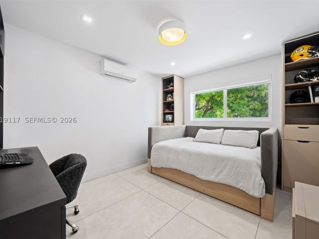 6-bedroom home for sale in Miami Beach - 3748 Prairie Ave - MondialRealty