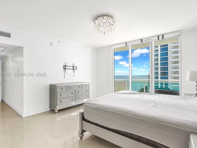 3-bedroom condo for rent in Hollywood - 3001 S Ocean Dr 1611 - MondialRealty