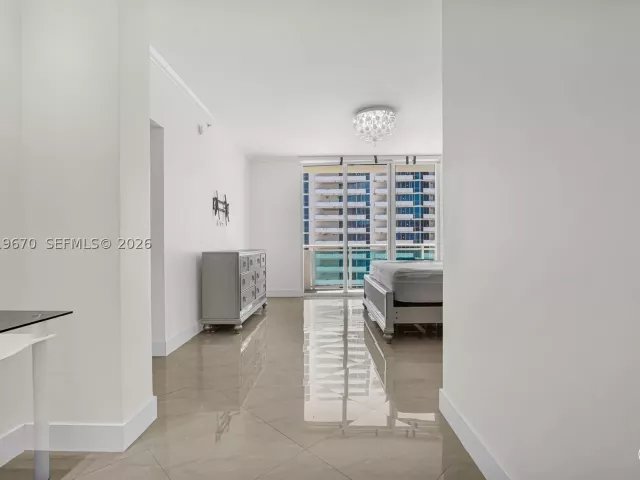 3-bedroom condo for rent in Hollywood - 3001 S Ocean Dr 1611 - MondialRealty
