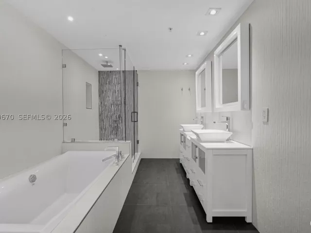 3-bedroom condo for rent in Hollywood - 3001 S Ocean Dr 1611 - MondialRealty