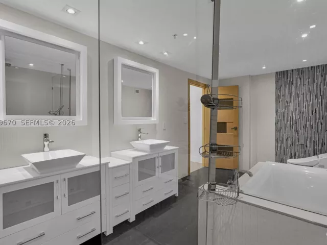 3-bedroom condo for rent in Hollywood - 3001 S Ocean Dr 1611 - MondialRealty