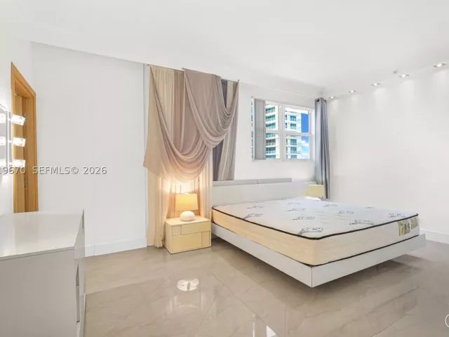 3-bedroom condo for rent in Hollywood - 3001 S Ocean Dr 1611 - MondialRealty