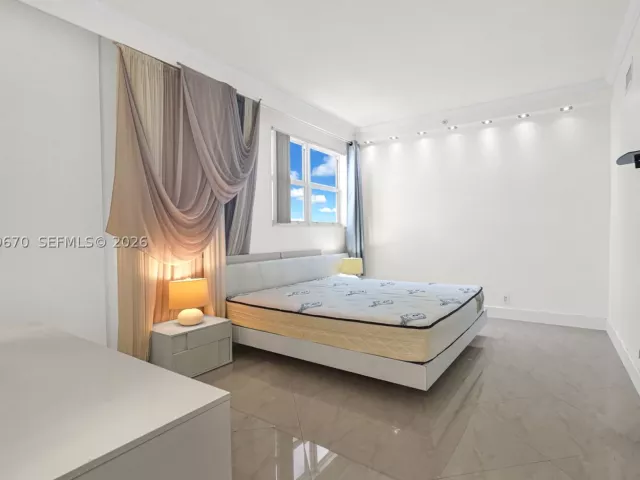 3-bedroom condo for rent in Hollywood - 3001 S Ocean Dr 1611 - MondialRealty