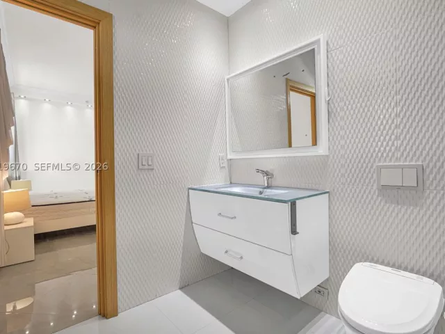 3-bedroom condo for rent in Hollywood - 3001 S Ocean Dr 1611 - MondialRealty