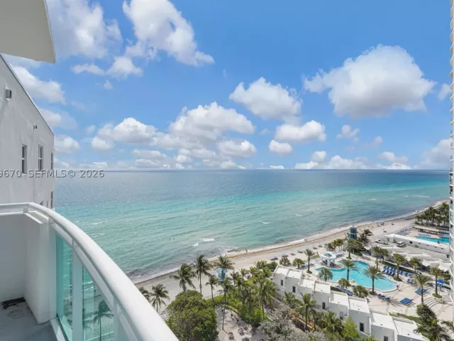 3-bedroom condo for rent in Hollywood - 3001 S Ocean Dr 1611 - MondialRealty