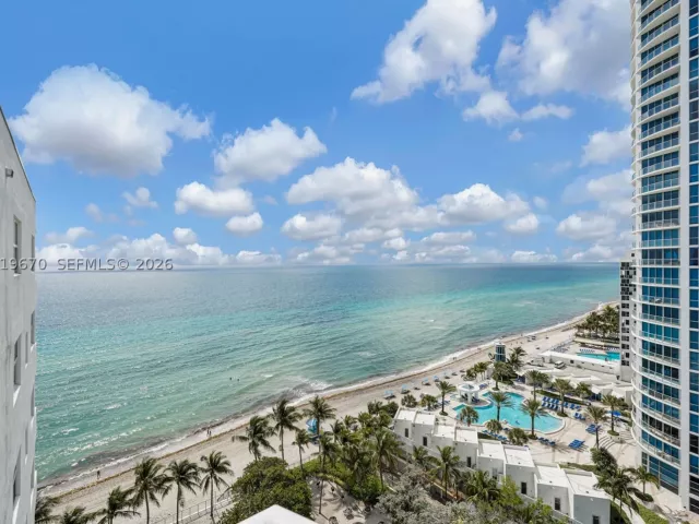 3-bedroom condo for rent in Hollywood - 3001 S Ocean Dr 1611 - MondialRealty