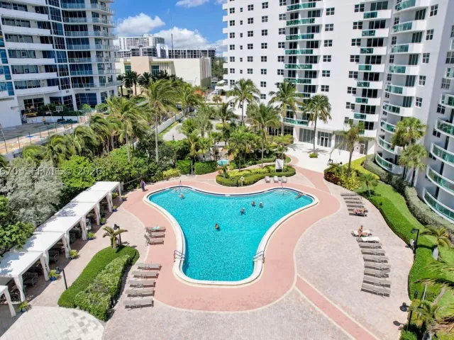 3-bedroom condo for rent in Hollywood - 3001 S Ocean Dr 1611 - MondialRealty
