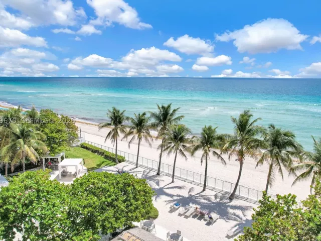 3-bedroom condo for rent in Hollywood - 3001 S Ocean Dr 1611 - MondialRealty