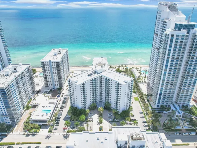 3-bedroom condo for rent in Hollywood - 3001 S Ocean Dr 1611 - MondialRealty