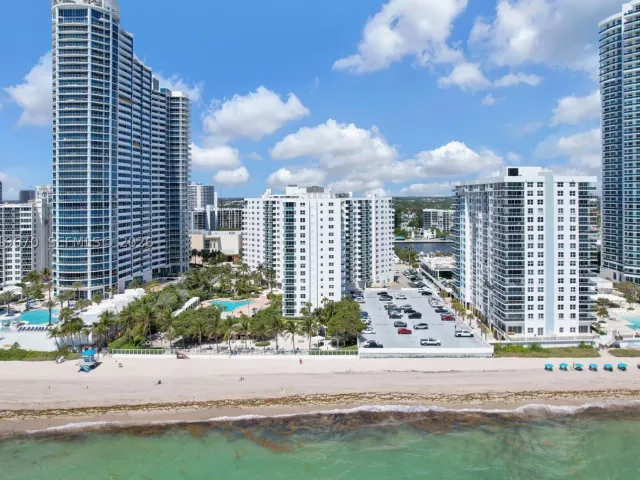 3-bedroom condo for rent in Hollywood - 3001 S Ocean Dr 1611 - MondialRealty