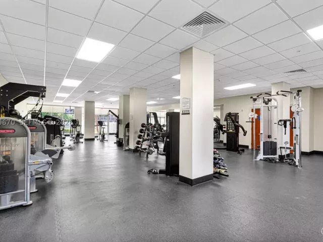 3-bedroom condo for rent in Hollywood - 3001 S Ocean Dr 1611 - MondialRealty