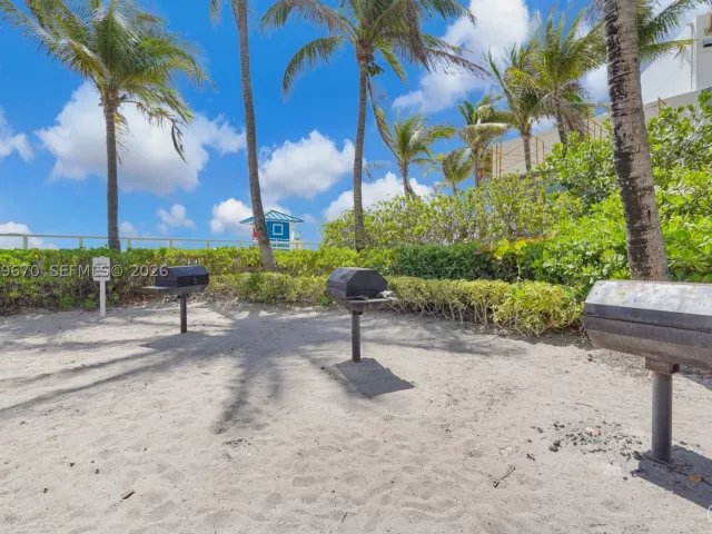 3-bedroom condo for rent in Hollywood - 3001 S Ocean Dr 1611 - MondialRealty