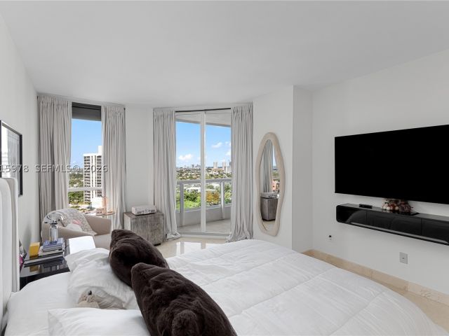 2-bedroom condo for sale in Aventura - 21055 Yacht Club Dr 1707 - MondialRealty