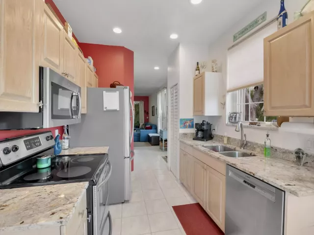 3-bedroom home for sale in Deerfield Beach - 1950 Ne 7th St 105 - MondialRealty