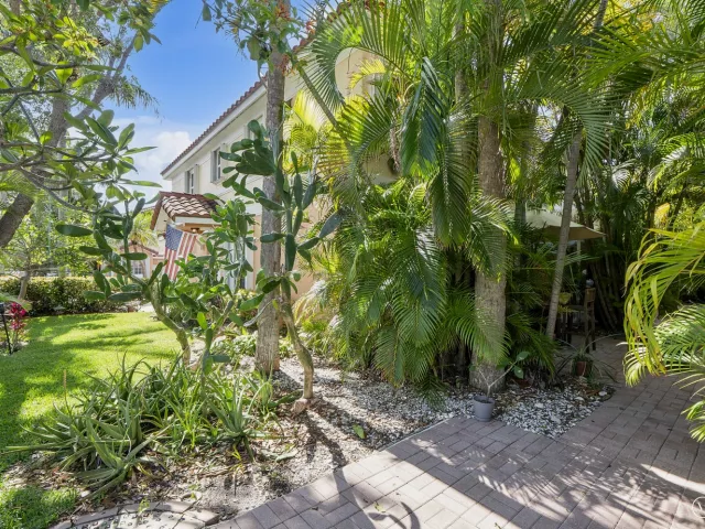 3-bedroom home for sale in Deerfield Beach - 1950 Ne 7th St 105 - MondialRealty