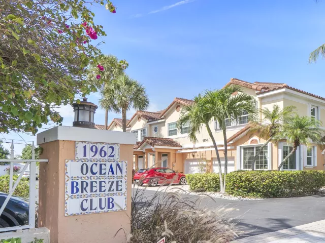 3-bedroom home for sale in Deerfield Beach - 1950 Ne 7th St 105 - MondialRealty