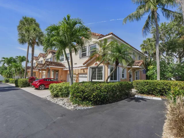 3-bedroom home for sale in Deerfield Beach - 1950 Ne 7th St 105 - MondialRealty