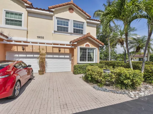 3-bedroom home for sale in Deerfield Beach - 1950 Ne 7th St 105 - MondialRealty
