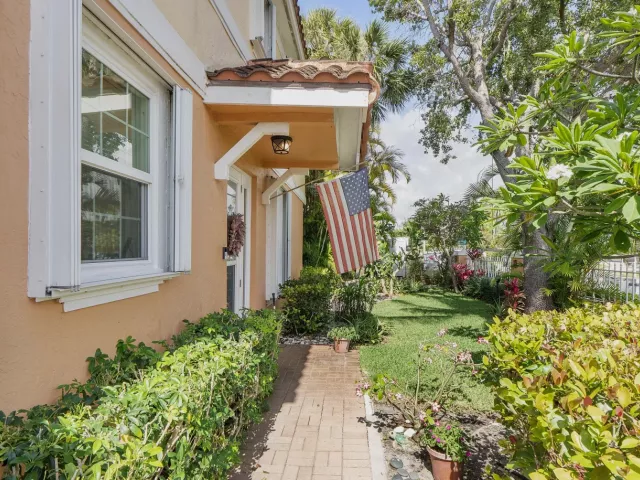 3-bedroom home for sale in Deerfield Beach - 1950 Ne 7th St 105 - MondialRealty