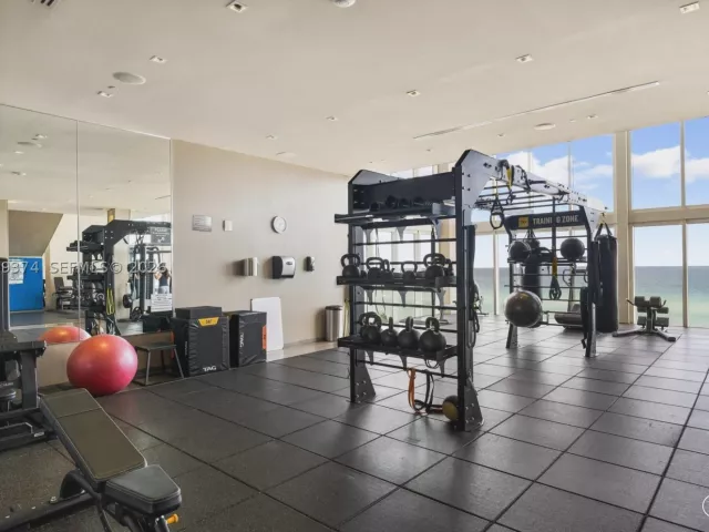 1-bedroom condo for sale in Hallandale Beach - 1830 S Ocean Dr 2705 - MondialRealty