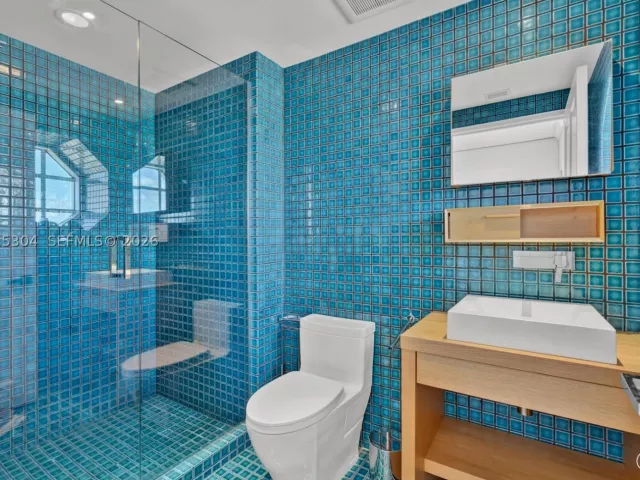 4-bedroom condo for sale in Sunny Isles Beach - 17875 Collins Ave 1101 - MondialRealty