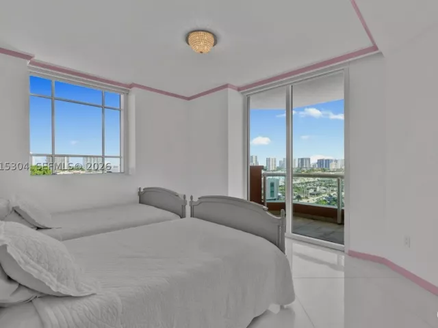4-bedroom condo for sale in Sunny Isles Beach - 17875 Collins Ave 1101 - MondialRealty