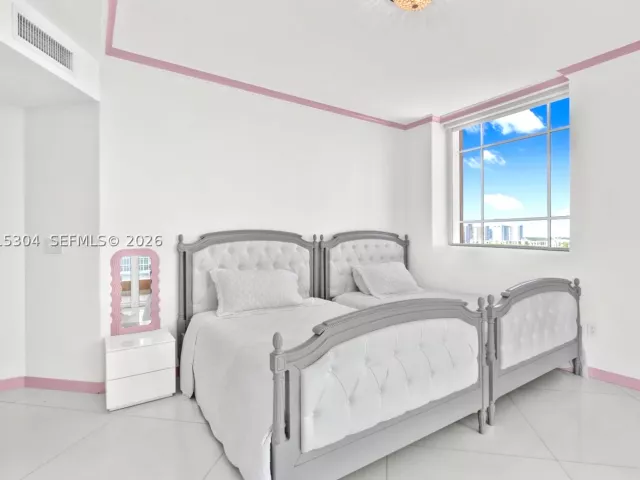 4-bedroom condo for sale in Sunny Isles Beach - 17875 Collins Ave 1101 - MondialRealty