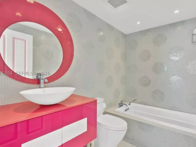 4-bedroom condo for sale in Sunny Isles Beach - 17875 Collins Ave 1101 - MondialRealty