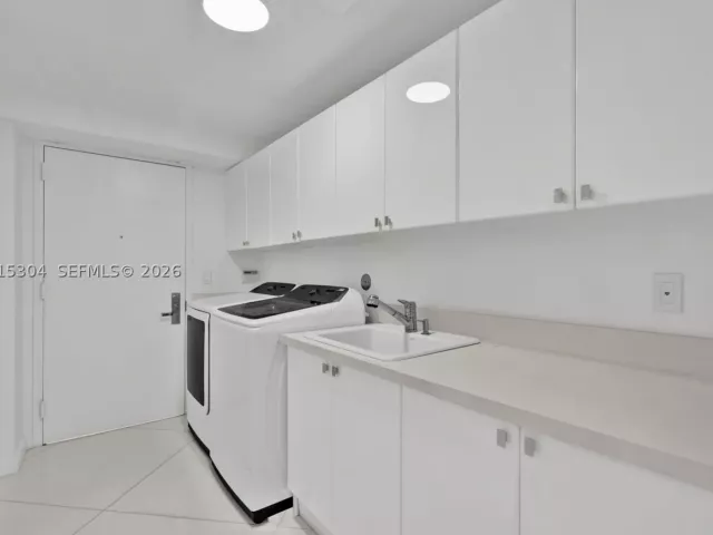 4-bedroom condo for sale in Sunny Isles Beach - 17875 Collins Ave 1101 - MondialRealty
