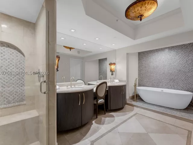 3-bedroom condo for rent in Sunny Isles Beach - 17875 Collins Ave 3002 - MondialRealty
