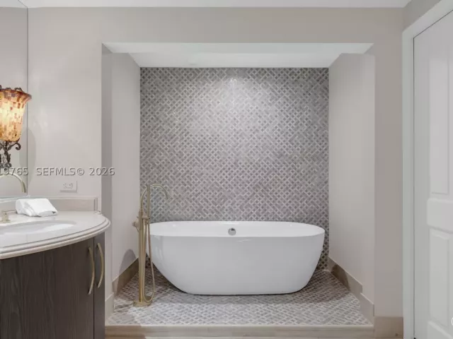 3-bedroom condo for rent in Sunny Isles Beach - 17875 Collins Ave 3002 - MondialRealty