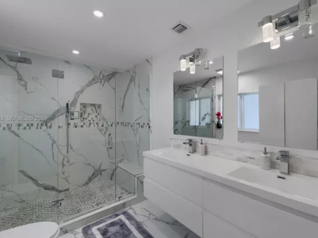 5-bedroom home for sale in Pompano Beach - 600 NE 4th St - MondialRealty