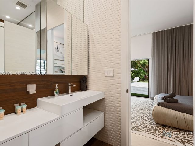 5-bedroom home for rent in Miami - 1941 NE 196th Ter - MondialRealty