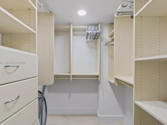 1-bedroom condo for rent in Miami Beach - 5700 Collins Ave 7J - MondialRealty
