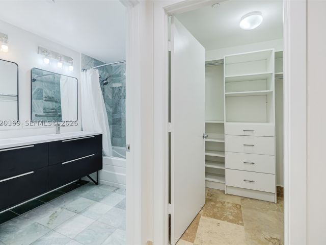 2-bedroom condo for rent in Miami - 1050 Brickell Ave 2320 - MondialRealty