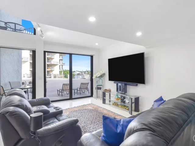 2-bedroom home for sale in Delray Beach - 1035 S Federal Highway 211 - MondialRealty