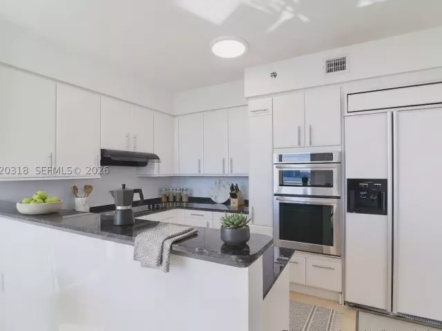 3-bedroom condo for rent in Sunny Isles Beach - 19333 Collins Ave 1907 - MondialRealty