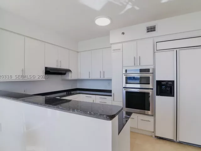 3-bedroom condo for rent in Sunny Isles Beach - 19333 Collins Ave 1907 - MondialRealty