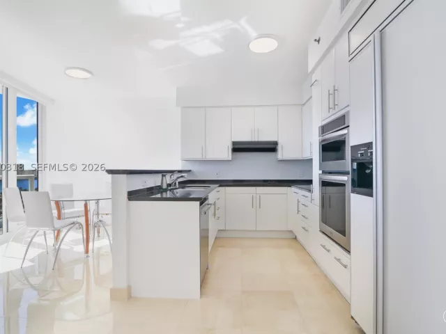 3-bedroom condo for rent in Sunny Isles Beach - 19333 Collins Ave 1907 - MondialRealty